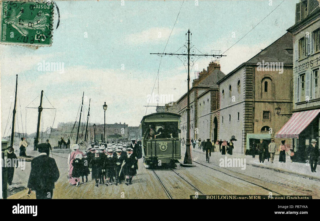 . Français : Carte postale éditée par L. V. & Cie, n°25 : Boulogne-sur-Mer - Le Quai Gambetta. Vue en gros plan de la motrice n°37 du tram de Boulogne-sur-Mer circolante sur la ligne 4 Casino - Dernier-Sou . Carte oblitérée en 1909 974 LV &AMP; CIE 25 - Boulogne-sur-Mer - Le Quai Gambetta Foto Stock