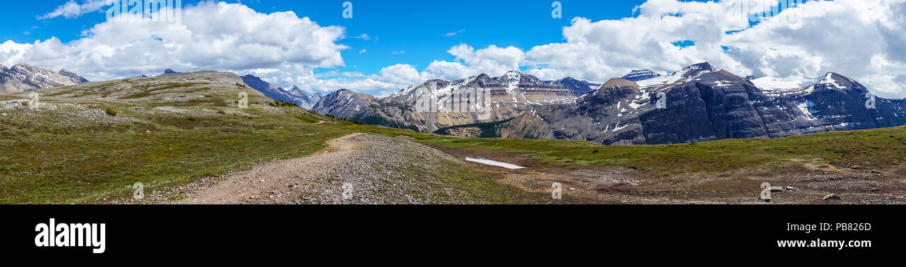Panorama delle Montagne Rocciose Canadesi in corrispondenza della cresta di Parker Ridge escursione sulla Icefields Parkway nel Parco Nazionale di Jasper. La cresta esposta è un ventoso Foto Stock