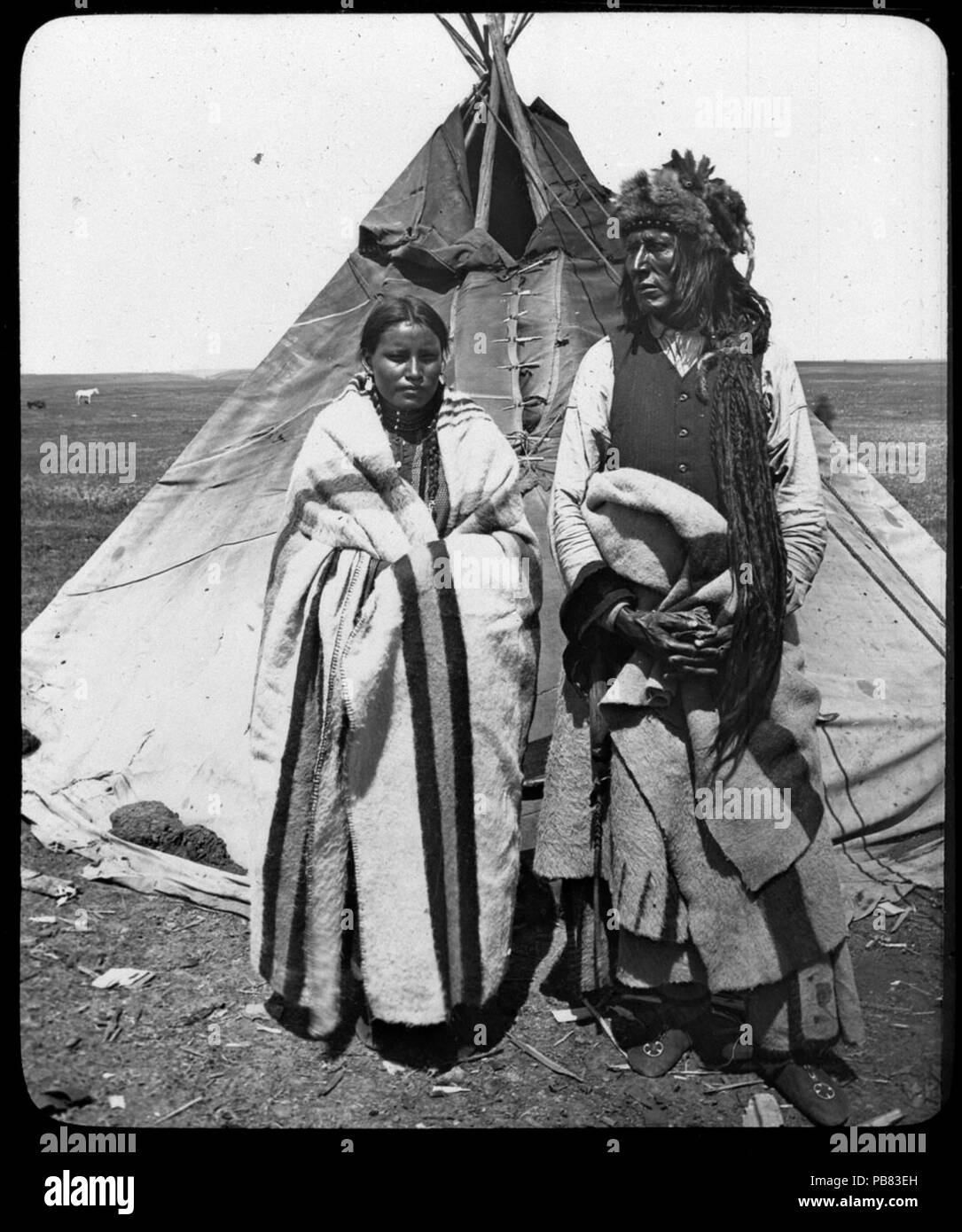 1238 Pîhtokahanapiwiyin (Poundmaker) con la sua quarta moglie (c. 1884) (LAC) 3358534 Foto Stock