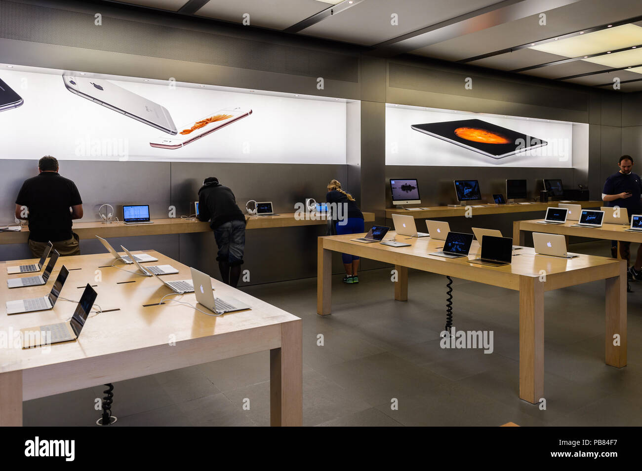 NEW YORK, Stati Uniti d'America - Sep 22, 2015: interni di Apple store sulla Fifth Avenue di New York. Il negozio vende Macintosh personal computer, software iPod, Foto Stock