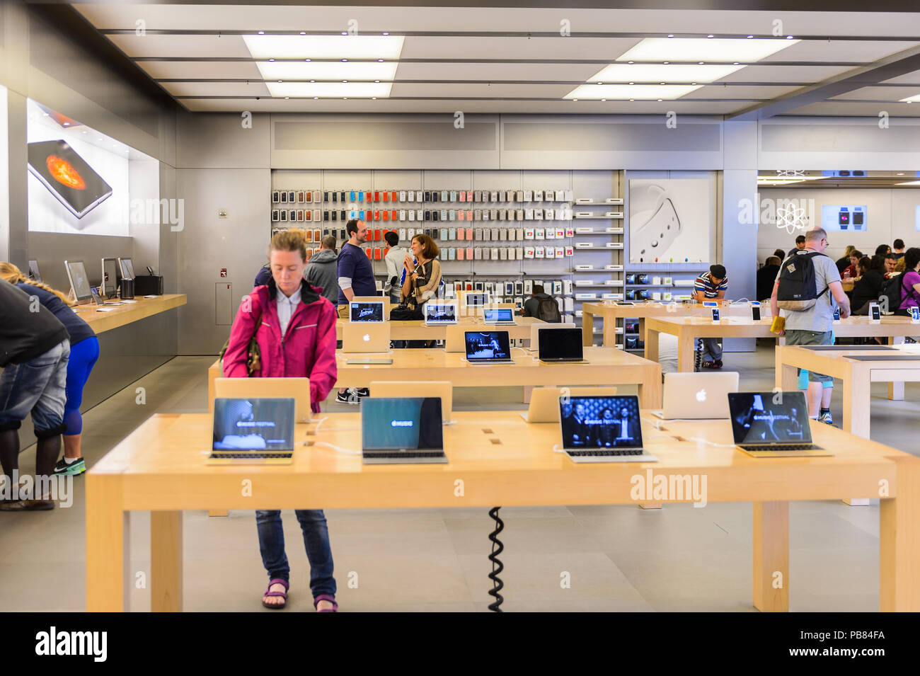 NEW YORK, Stati Uniti d'America - Sep 22, 2015: interni di Apple store sulla Fifth Avenue di New York. Il negozio vende Macintosh personal computer, software iPod, Foto Stock