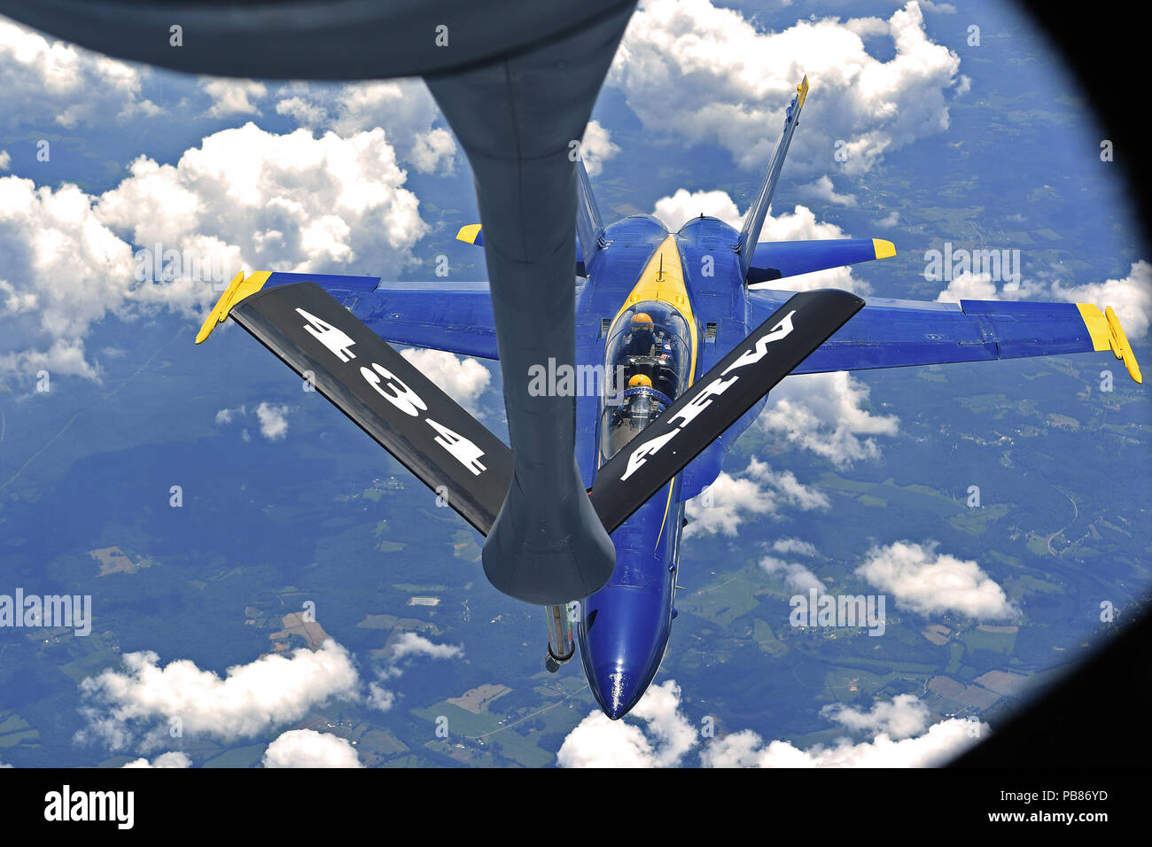 Un U.S. Navy F/A-18 Hornet Blue Angel da Pensacola Naval Air Station, Florida, si prepara ad essere riforniti da un 434th Air Refuelling Wing KC-135R Stratotanker durante una missione di rifornimento al di sopra del Midwest Luglio 25, 2018. Grissom ha dimostrato la sua aria Capacità di rifornimento e hanno partecipato all'annuale Airventure Oshkosh Air Show a Wittman aeroporto regionale di Oshkosh, Wisconsin. (U.S. Air Force photo by Staff Sgt. Katrina Heikkinen) Foto Stock