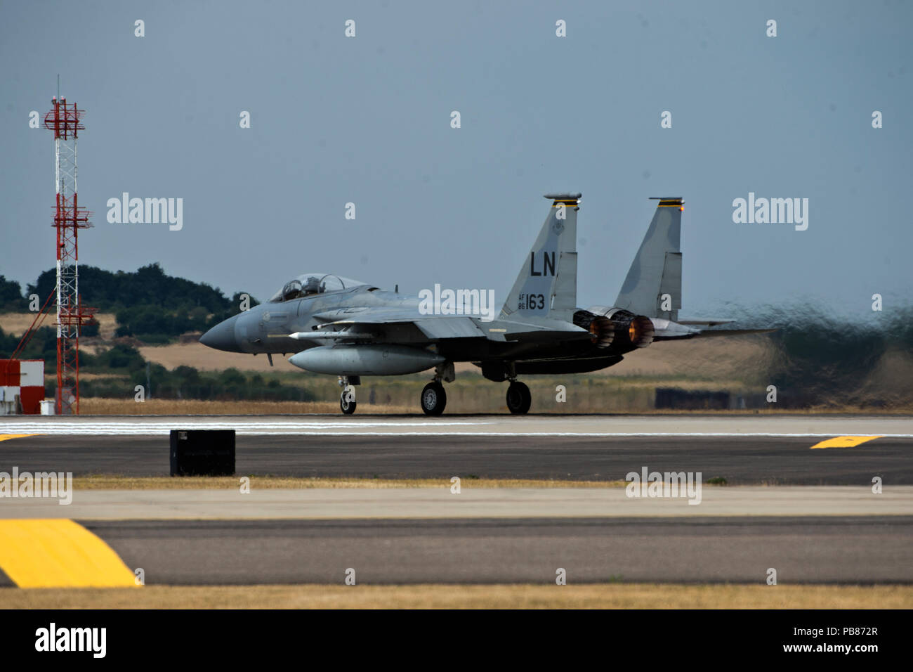 Un F-15C Eagle dal 493rd Fighter Squadron decolla a Royal Air Force Lakenheath, Inghilterra, 20 luglio 2018. La rapida generazione di grandi numeri di sortite durante un picco fornisce importanti corsi di formazione per la manutenzione degli aeromobili e del personale è simile a quello che hanno esperienza in un ambiente distribuito. (U.S. Air Force foto di Master Sgt. Eric Burks) Foto Stock