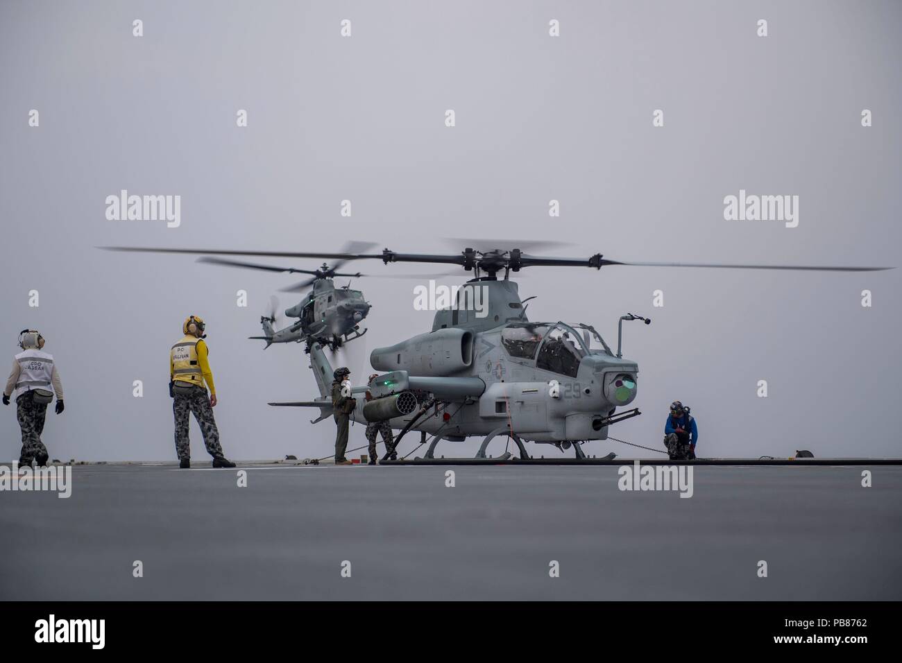 180723-N-VR594-2449 in mare (23 luglio 2018) un AH-1Z Cobra, assegnato al 'Scarface' di Marine Attacco leggero elicottero Squadron (HMLA) 367, conduce il mazzo di qualifiche di atterraggio sul ponte di volo della Royal Australian Navy atterraggio elicottero nave dock HMAS Adelaide (L01) durante il cerchio del Pacifico (RIMPAC) Esercizio, 23 luglio. Questa è la prima volta Adelaide ha condotto le operazioni di volo con Marine AH-1Z Cobras. Venticinque nazioni, 46 navi, cinque sommergibili e circa 200 aerei e 25.000 personale partecipano RIMPAC dal 27 giugno al 2 agosto in e intorno alle isole Hawaii Foto Stock