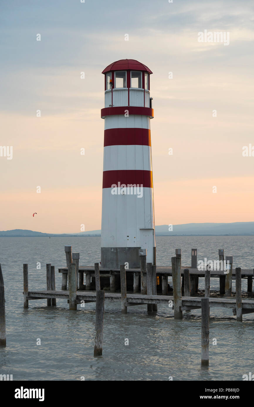 Il Podersdorf Faro (Leuchtturm Podersdorf) al tramonto in estate sulla riva del Neusiedler See, Burgenland, Austria Foto Stock