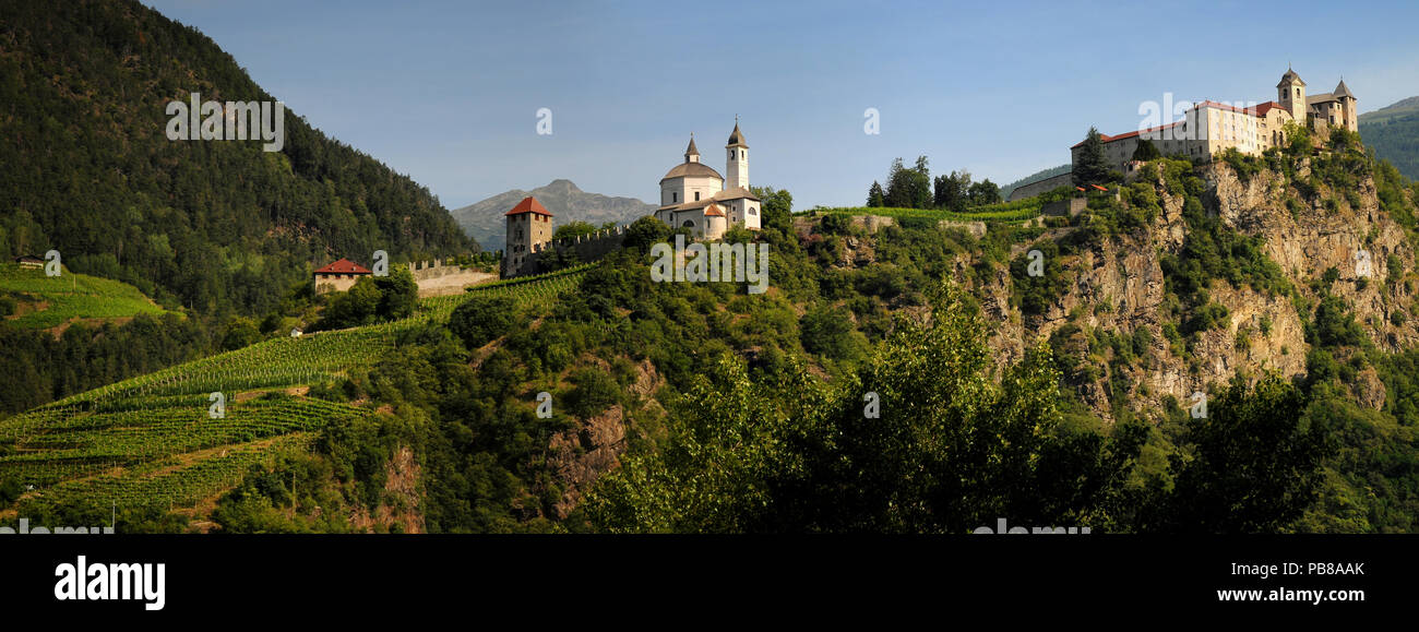 Il bellissimo monastero di Sabiona vicino a Chiusa (chiusa). Valle Isarco, Bolzano. Trentino Alto Adige in Italia. Foto Stock