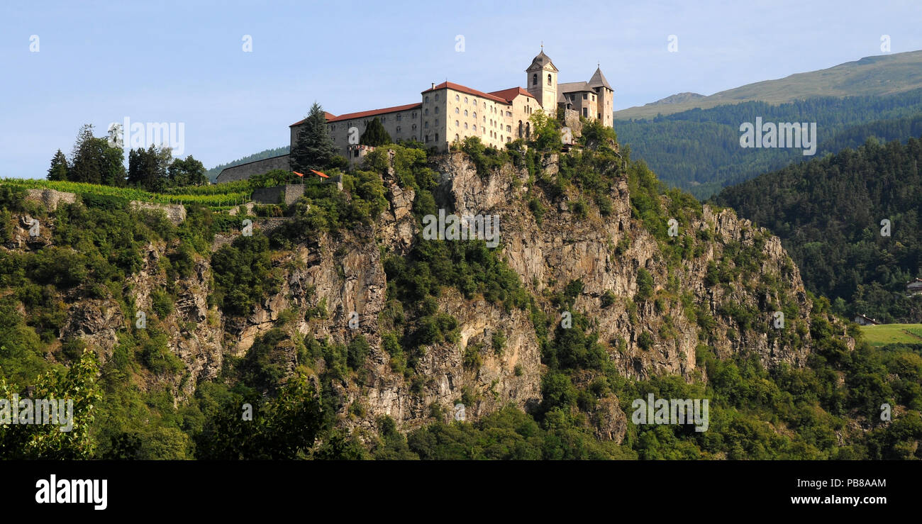 Il bellissimo monastero di Sabiona vicino a Chiusa (chiusa). Valle Isarco, Bolzano. Trentino Alto Adige in Italia. Foto Stock