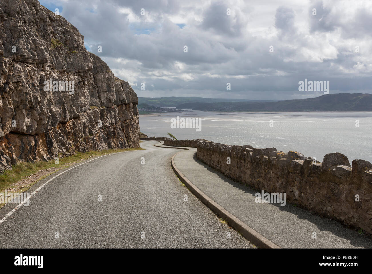 Vista dalla marine drive intorno al Great Orme a Llandudno. Guardando verso il basso sul mare e Conwy sands su una soleggiata giornata di primavera, il Galles del Nord, Regno Unito. Foto Stock