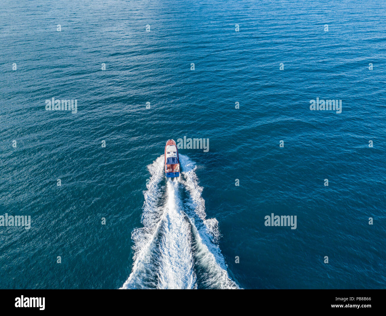 Costa di soccorso guardia di sicurezza con una barca a motore nave pattuglia di mare isolato Foto Stock