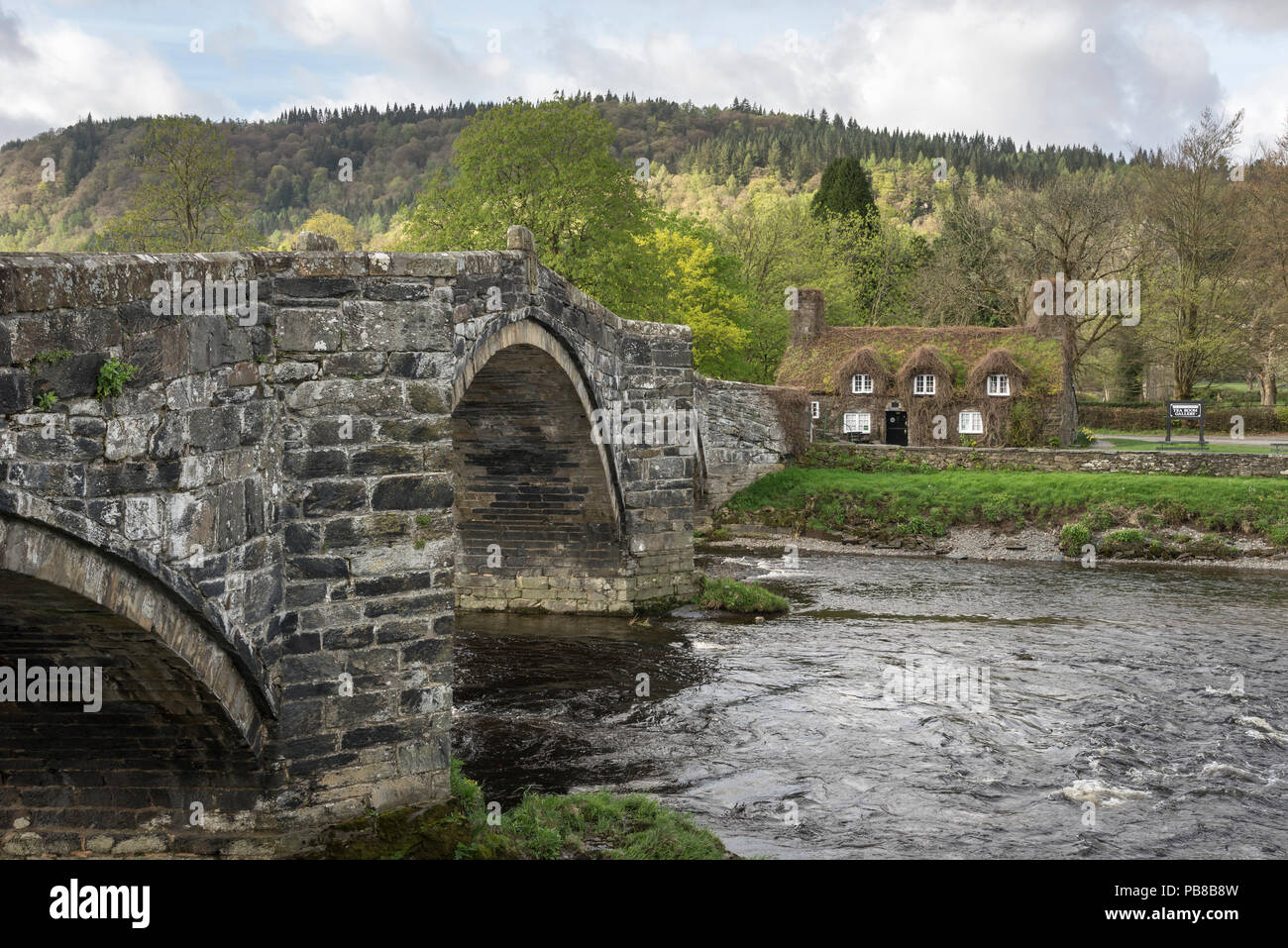 Pont Fawr ponte sopra il fiume Conwy, Llanrwst, Galles del Nord, Regno Unito. Una soleggiata giornata di primavera in questa posizione panoramica. Foto Stock