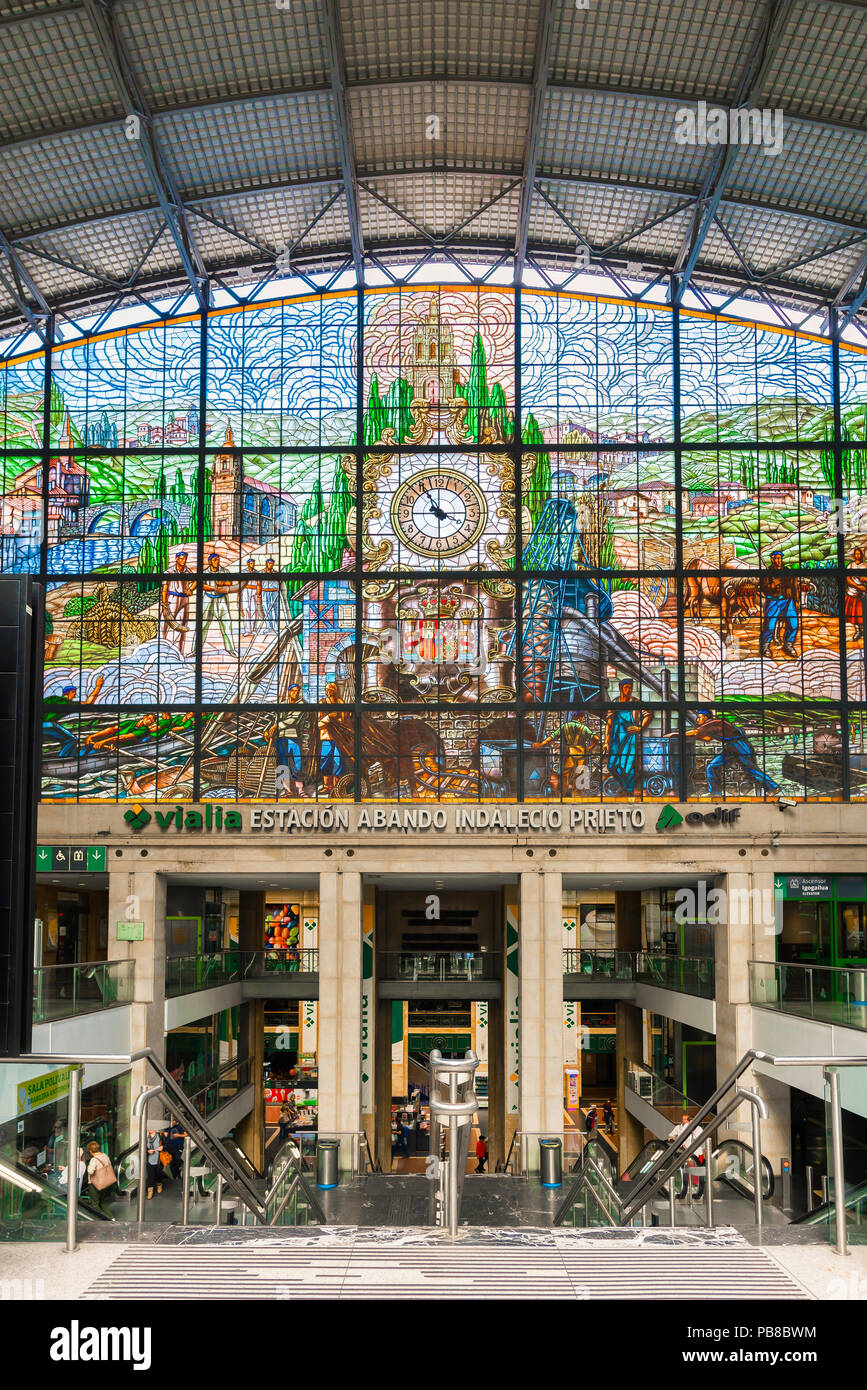 Bilbao stazione ferroviaria, vista la colorata vetrata nel grand hall degli arrivi all'interno del Abando stazione ferroviaria a Bilbao, Spagna settentrionale. Foto Stock