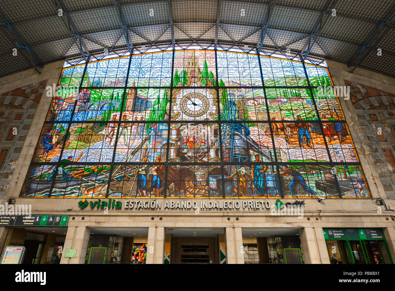 Stazione di Bilbao, vista la colorata vetrata nel grand hall degli arrivi all'interno del Abando stazione ferroviaria a Bilbao, Spagna settentrionale. Foto Stock