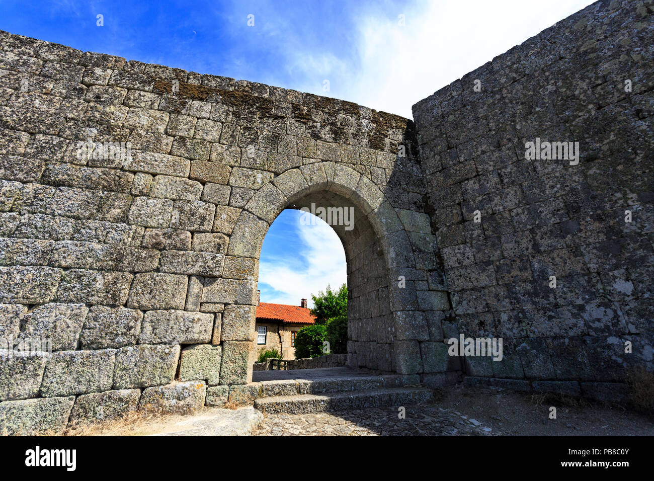 La falsa (falso) porta ha un leggero arco a sesto acuto che è dentellata sull'esterno e un round vault, nel borgo medioevale di Sortelha, Portogallo Foto Stock