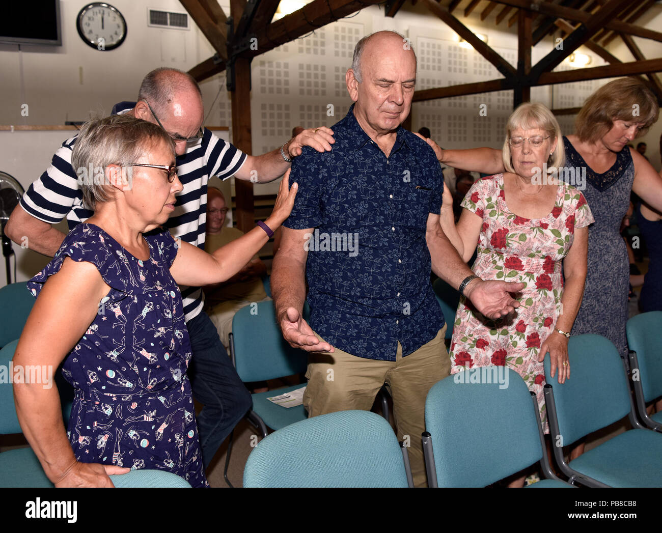 Congregazione nella preghiera e mostrando il loro sostegno per le persone vulnerabili, Alton, HAMPSHIRE, Regno Unito. 22 luglio 2018. Foto Stock