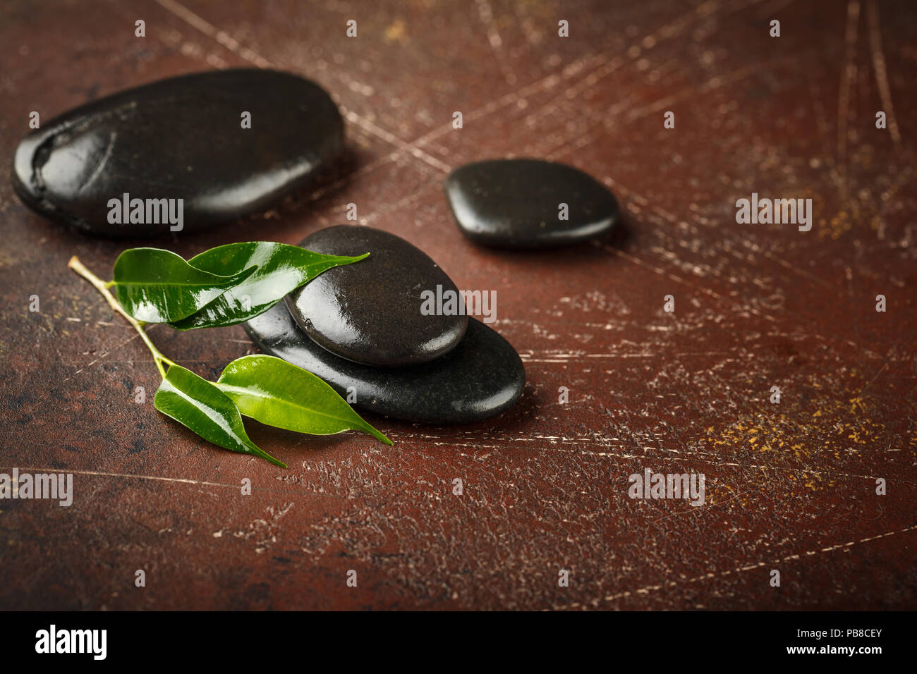 Pila di shiny zen pietre ghiaia con piante di bambù, isolato su sfondo bianco, spazio di copia Foto Stock
