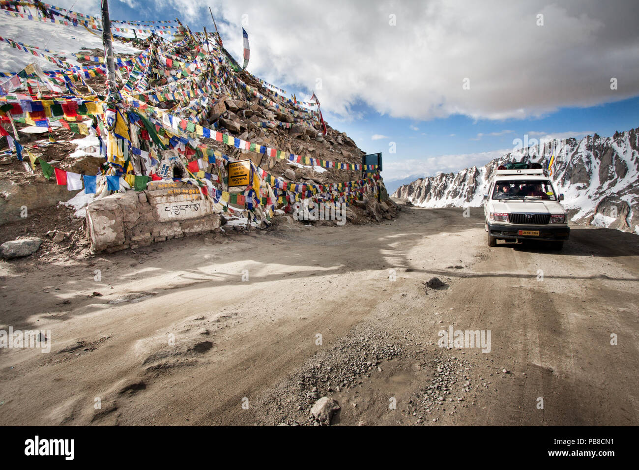 Viaggi avventura su uno dei più alti passi di montagna nel mondo. Il Khardong La (5,359 m) di pilotaggio di Nubra Valley in Ladakh, terreni estremi. Foto Stock