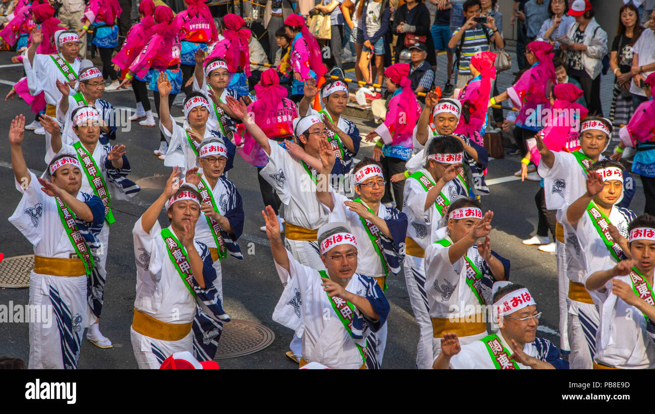 Giappone Tokyo City, il quartiere Shibuya, balli popolari sulla strada Foto Stock