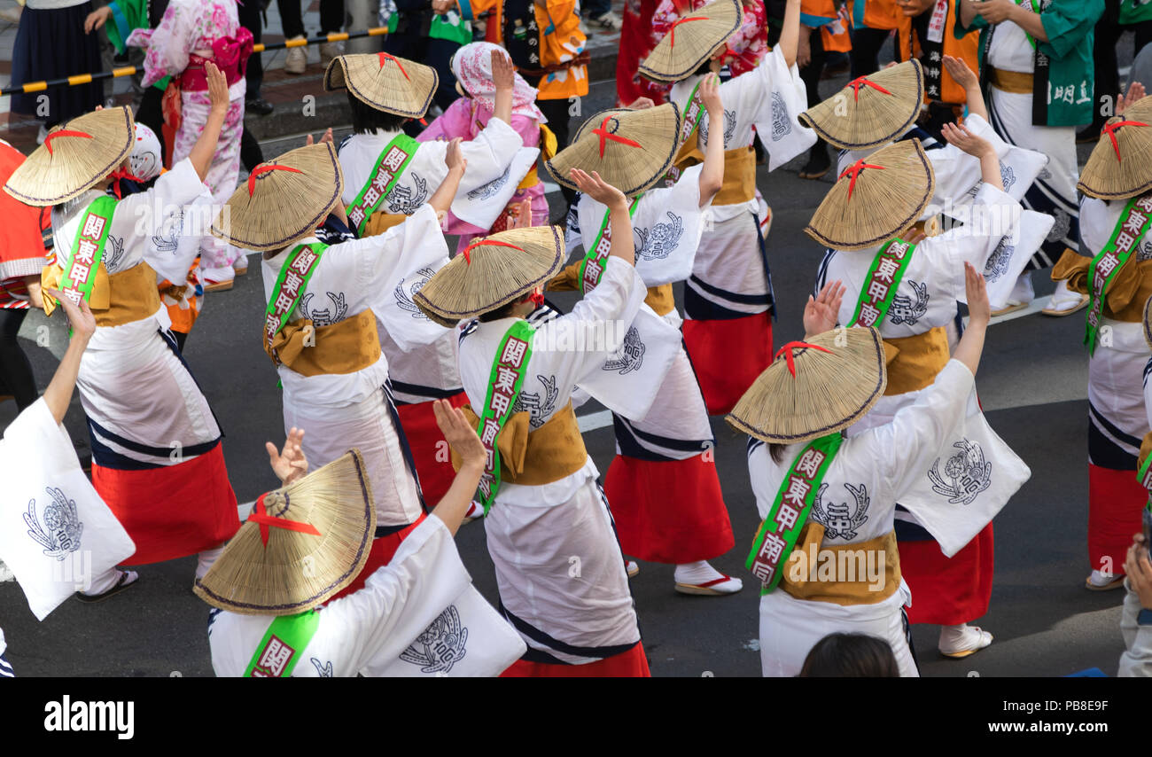 Giappone Tokyo City, il quartiere Shibuya, balli popolari sulla strada Foto Stock