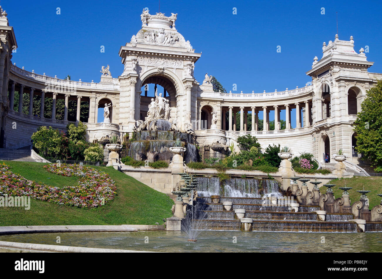 Prospetto Principale del favoloso palazzo Longchamp a Marsiglia, Francia, comprendente 2 musei, castello d'acqua, colonnati, fontane e sculture Foto Stock
