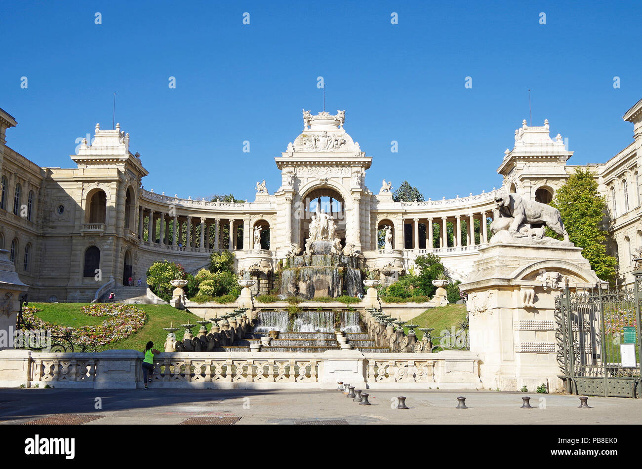 Prospetto Principale del favoloso palazzo Longchamp a Marsiglia, Francia, comprendente 2 musei, castello d'acqua, colonnati, fontane e sculture Foto Stock