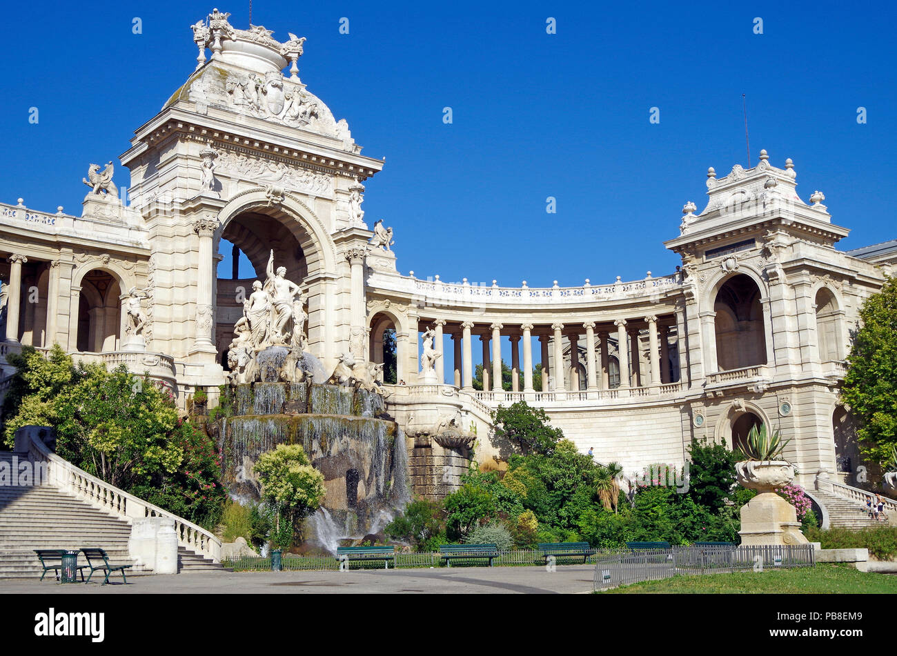 Chateau d'eau & colonnato del favoloso palazzo Longchamp a Marsiglia, Francia, comprendente 2 musei, castello d'acqua, colonnati, fontane e sculture Foto Stock