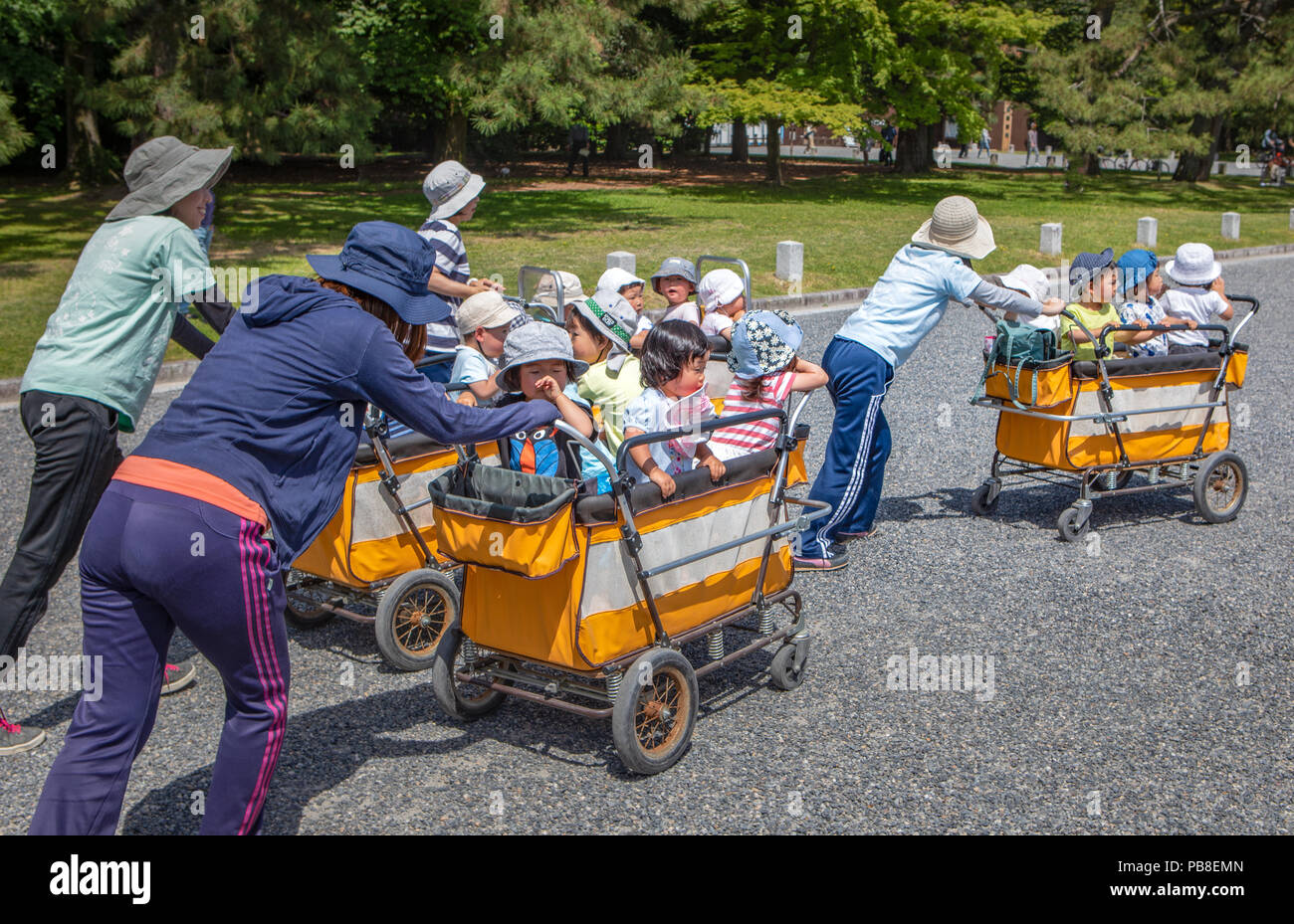 Giappone, Kyoto City, bambini custodi del trasporto Foto Stock