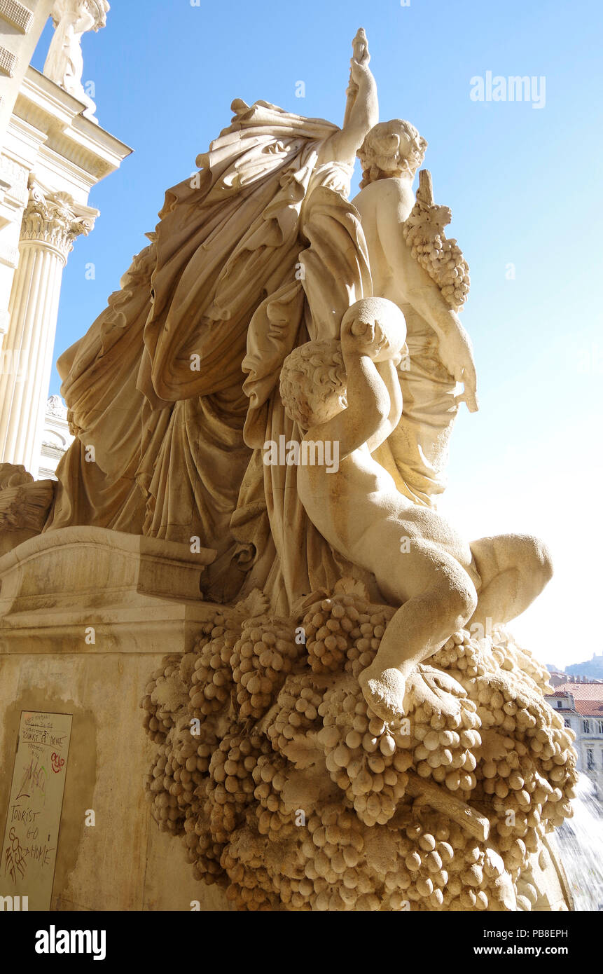 Parte posteriore della scultura centrale del favoloso palazzo Longchamp a Marsiglia, Francia, comprendente 2 musei, castello d'acqua, colonnati, fontane e sculture Foto Stock