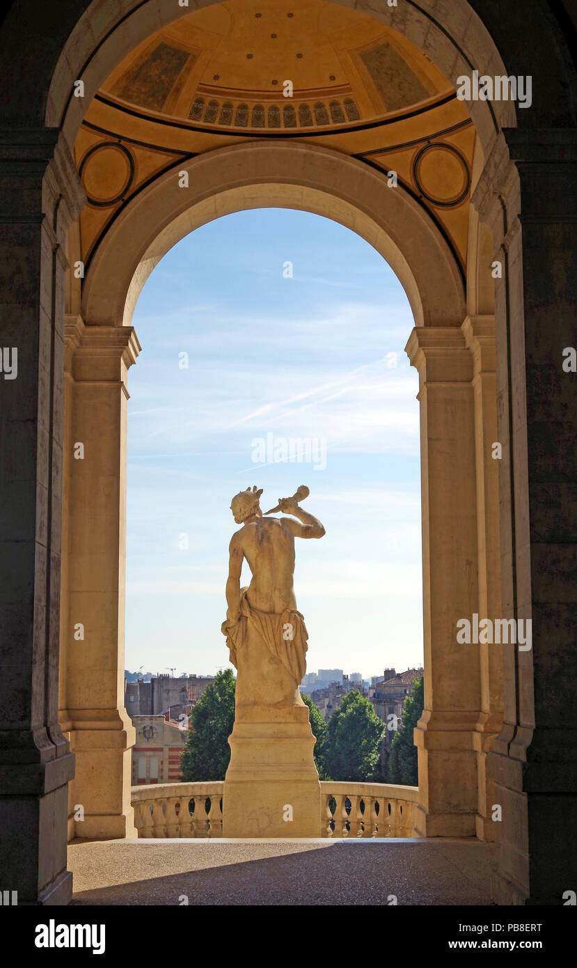 Statua in Chateau d'eau del favoloso palazzo Longchamp a Marsiglia, Francia, comprendente 2 musei, castello d'acqua, colonnati, fontane e sculture Foto Stock