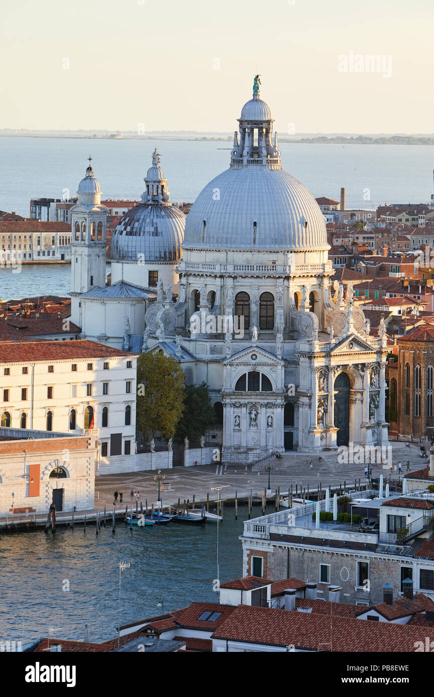 Chiesa di Santa Maria della Salute, vista in elevazione prima del tramonto, Italia Foto Stock