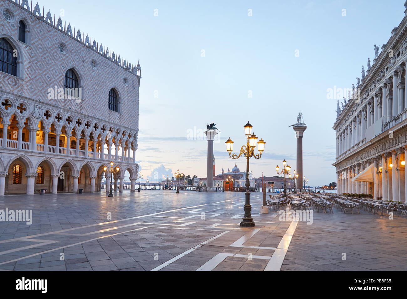 Piazza San Marco, nessuno la mattina presto a Venezia, Italia Foto Stock