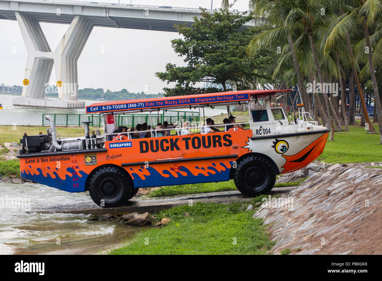 Duck Tours in Singapore per i turisti che desiderano esplorare la vista di Singapore attraverso il fiume. Foto Stock