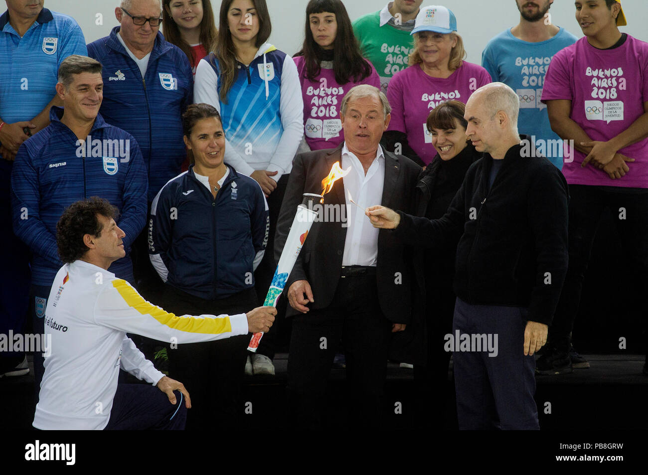 Buenos Aires, Argentina. 26 Luglio, 2018. Argentina medaglia olimpica di Juan Esteban Curuchet (anteriore 1L), il presidente argentino della Comitato Olimpico Gerardo Werthein (C), e il sindaco di Buenos Aires Horacio Rodriguez Larreta (anteriore 1R), partecipare alla cerimonia di accoglienza della fiamma di Buenos Aires 2018 Estate Olimpiadi della Gioventù a Buenos Aires, capitale dell'Argentina, il 26 luglio 2018. Credito: Alberto Raggio/Xinhua/Alamy Live News Foto Stock