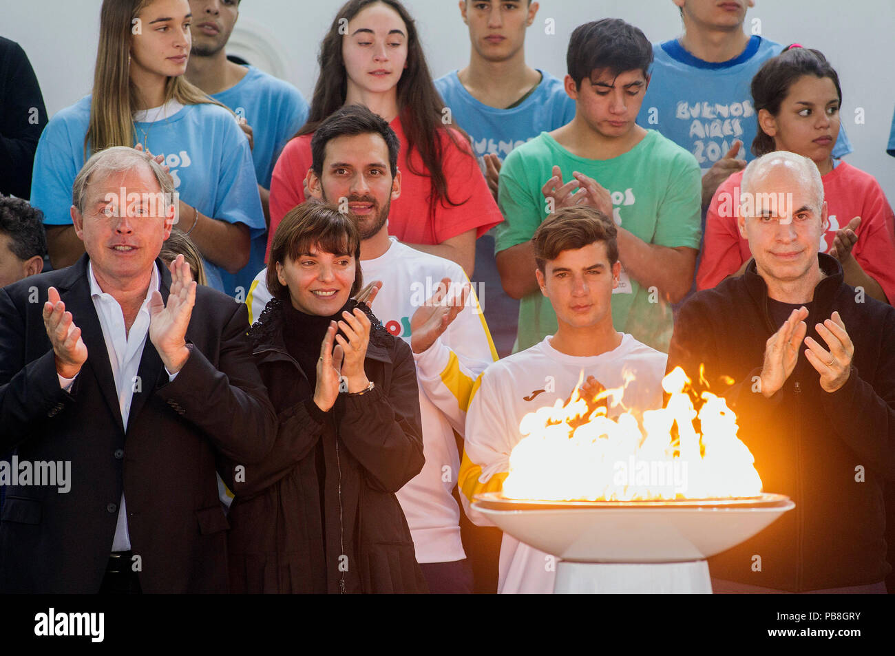 Buenos Aires, Argentina. 26 Luglio, 2018. Il presidente argentino della Comitato Olimpico Gerardo Werthein (anteriore 1 L), e il sindaco di Buenos Aires Horacio Rodriguez Larreta (anteriore 1R) partecipare alla cerimonia di accoglienza della fiamma di Buenos Aires 2018 Estate Olimpiadi della Gioventù a Buenos Aires, capitale dell'Argentina, il 26 luglio 2018. Credito: Alberto Raggio/Xinhua/Alamy Live News Foto Stock