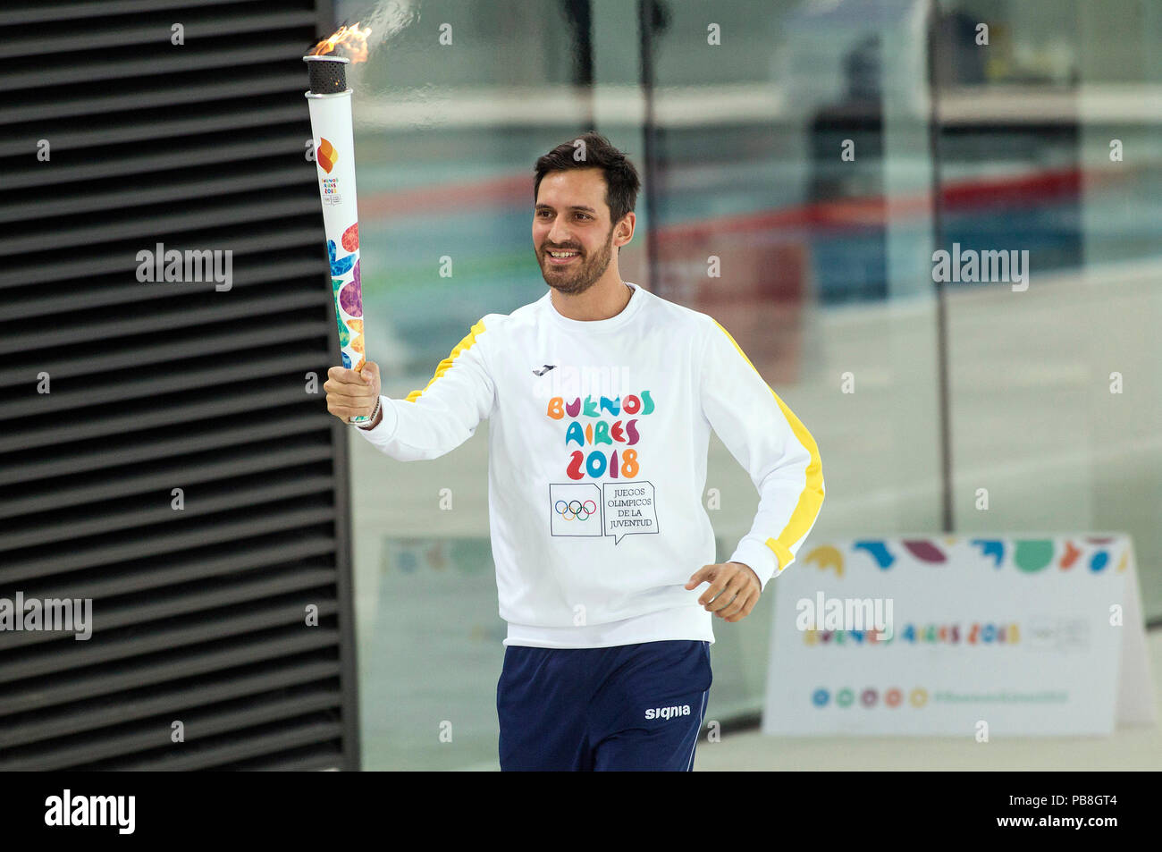 Buenos Aires, Argentina. 26 Luglio, 2018. L'Argentino medaglia olimpica Sebastian Crismanich porta la torcia presso la cerimonia di accoglienza della fiamma di Buenos Aires 2018 Estate Olimpiadi della Gioventù a Buenos Aires, capitale dell'Argentina, il 26 luglio 2018. Credito: Alberto Raggio/Xinhua/Alamy Live News Foto Stock