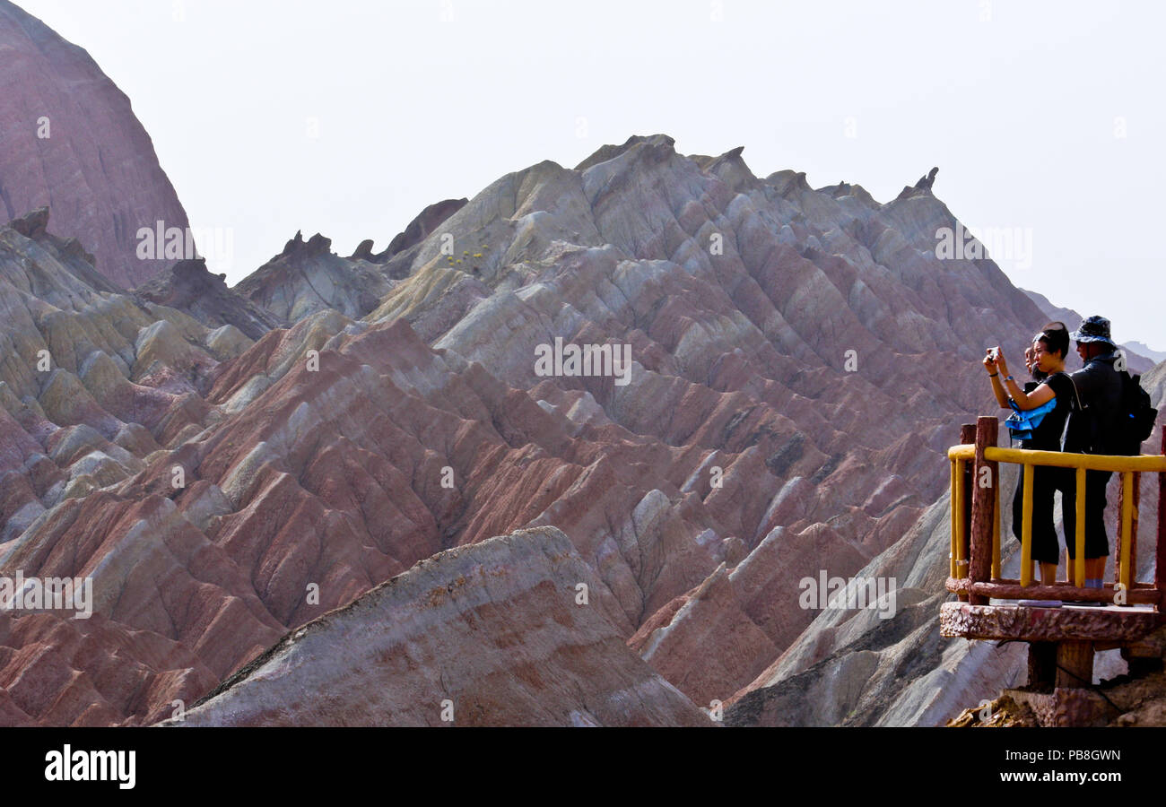 Zhangye, Zhangye, Cina. 27 Luglio, 2018. Zhangye, CINA-turisti godere di paesaggi a Zhangye Danxia nazionale parco geologico in Zhangye, a nord-ovest della Cina di Provincia di Gansu. Credito: SIPA Asia/ZUMA filo/Alamy Live News Foto Stock