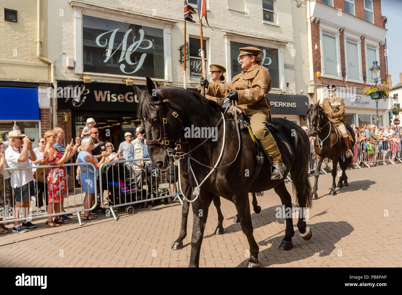 Melton Mowbray 27 Luglio 2018 : Royal Army Veterinary Corps un anno importante nel RAVC la storia come esso sarà di 100 anni, in occasione del centenario di essere insignito del Royal Warrant da Re George V. In parata attraverso la città le spade sguainate e baionette fisso, Clifford Norton Alamy Live News. Foto Stock