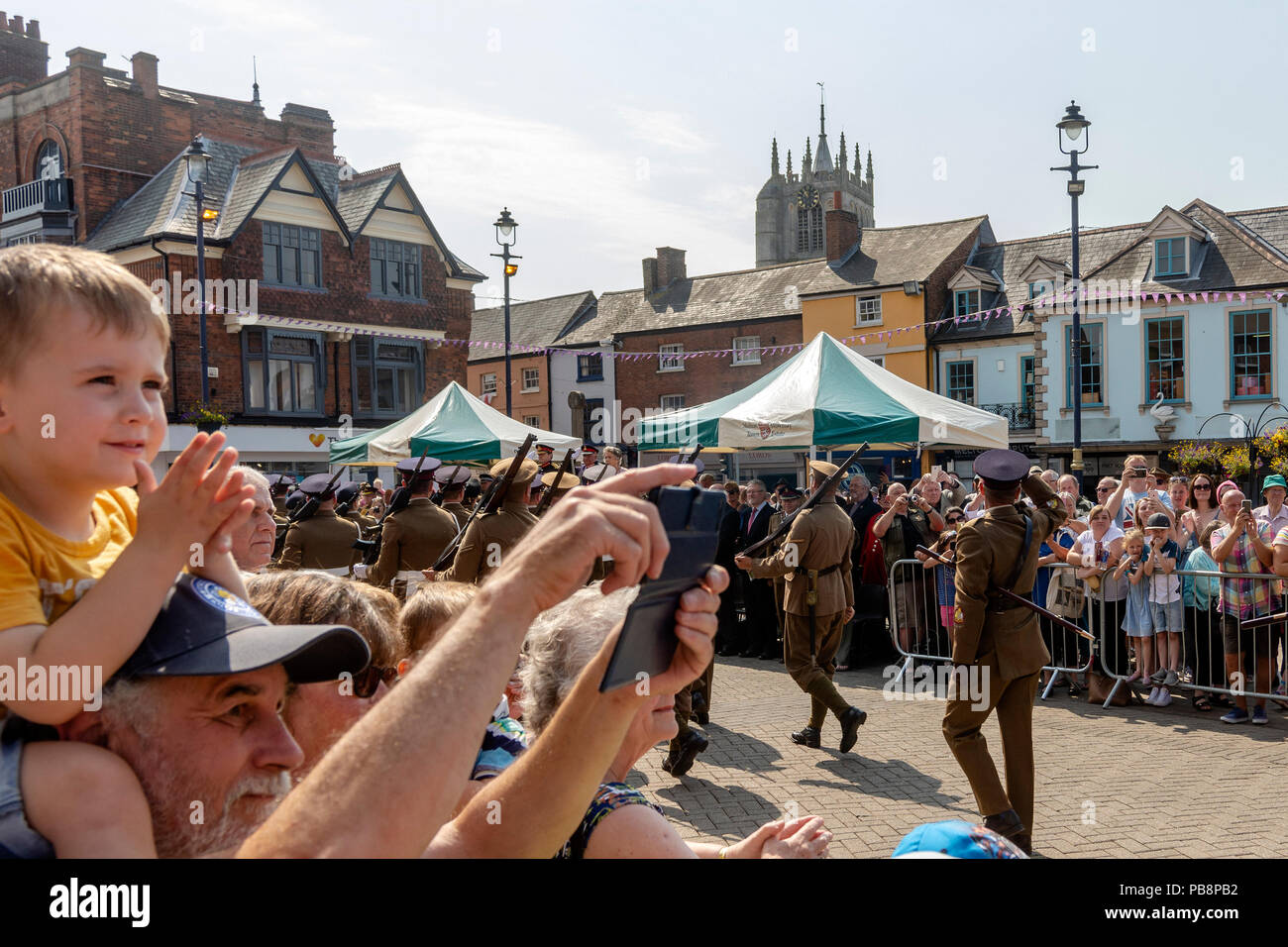 Melton Mowbray 27 Luglio 2018 : Royal Army Veterinary Corps un anno importante nel RAVC la storia come esso sarà di 100 anni, in occasione del centenario di essere insignito del Royal Warrant da Re George V. In parata attraverso la città le spade sguainate e baionette fisso, Clifford Norton Alamy Live News. Foto Stock