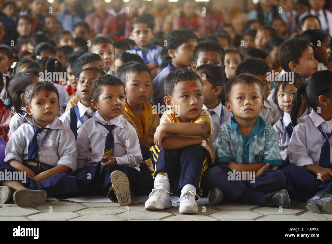 Kathmandu, Nepal. 27 Luglio, 2018. I bambini si riuniscono in una scuola per celebrare il Guru purnima festival (insegnanti giorno) a Kathmandu, Nepal, il 27 luglio 2018. Credito: Sulav Shrestha che/Xinhua/Alamy Live News Foto Stock
