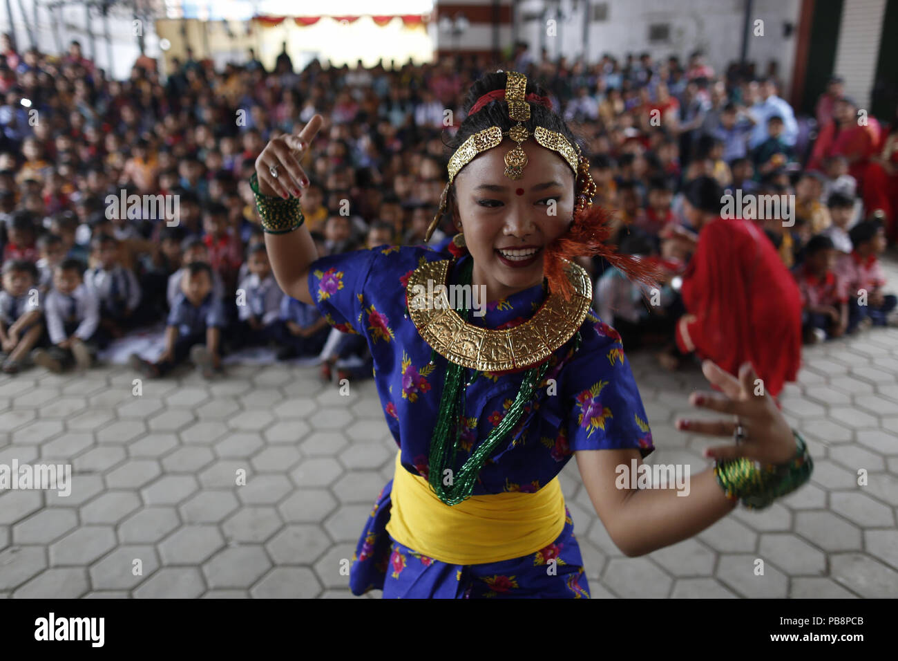 Kathmandu, Nepal. 27 Luglio, 2018. Una ragazza esegue in una scuola per celebrare il Guru purnima festival (insegnanti giorno) a Kathmandu, Nepal, il 27 luglio 2018. Credito: Sulav Shrestha che/Xinhua/Alamy Live News Foto Stock