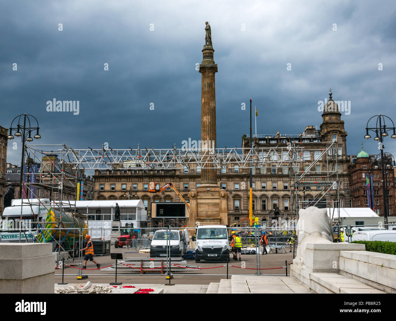 Glasgow, Regno Unito. 27 luglio 2018. Glasgow European Championships Preparations, 27 luglio 2018. Glasgow e Berlino ospitano l'evento sportivo inaugurale europeo Championships con sport di punta come atletica, Aquatica, Ciclismo, Ginnastica, voga e Triathlon con un nuovo campionato di Golf Team. George Square si sta trasformando in prontezza mentre le nuvole scure appaiono nel cielo Foto Stock