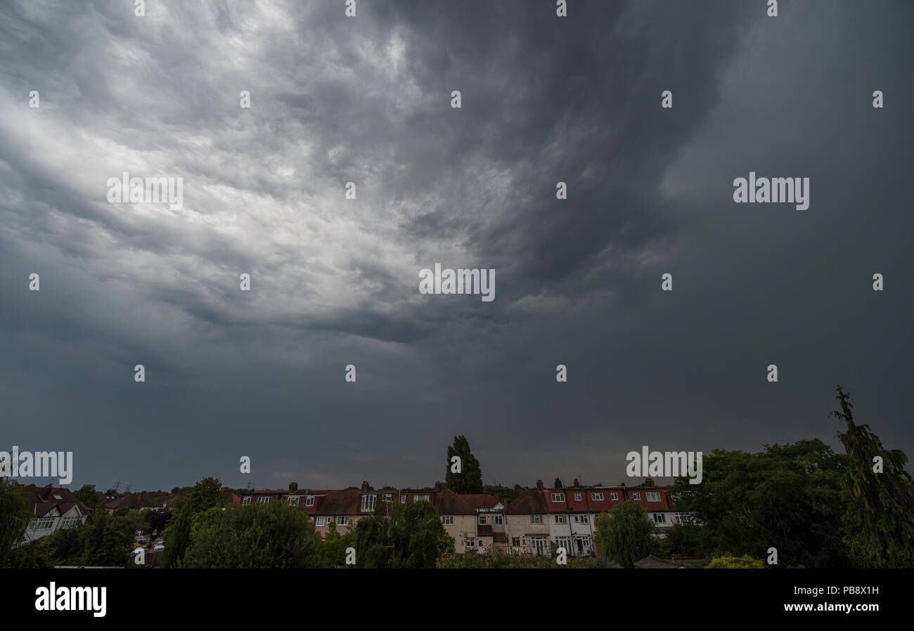 Il torneo di Wimbledon, Londra, Regno Unito. 27 Luglio, 2018. Regno Unito Meteo: la prima pioggia cade nel SW di Londra per 7 settimane come nuvole grigie e portare in caso di temporali in un caldo e umido al giorno. Credito: Malcolm Park/Alamy Live News Foto Stock