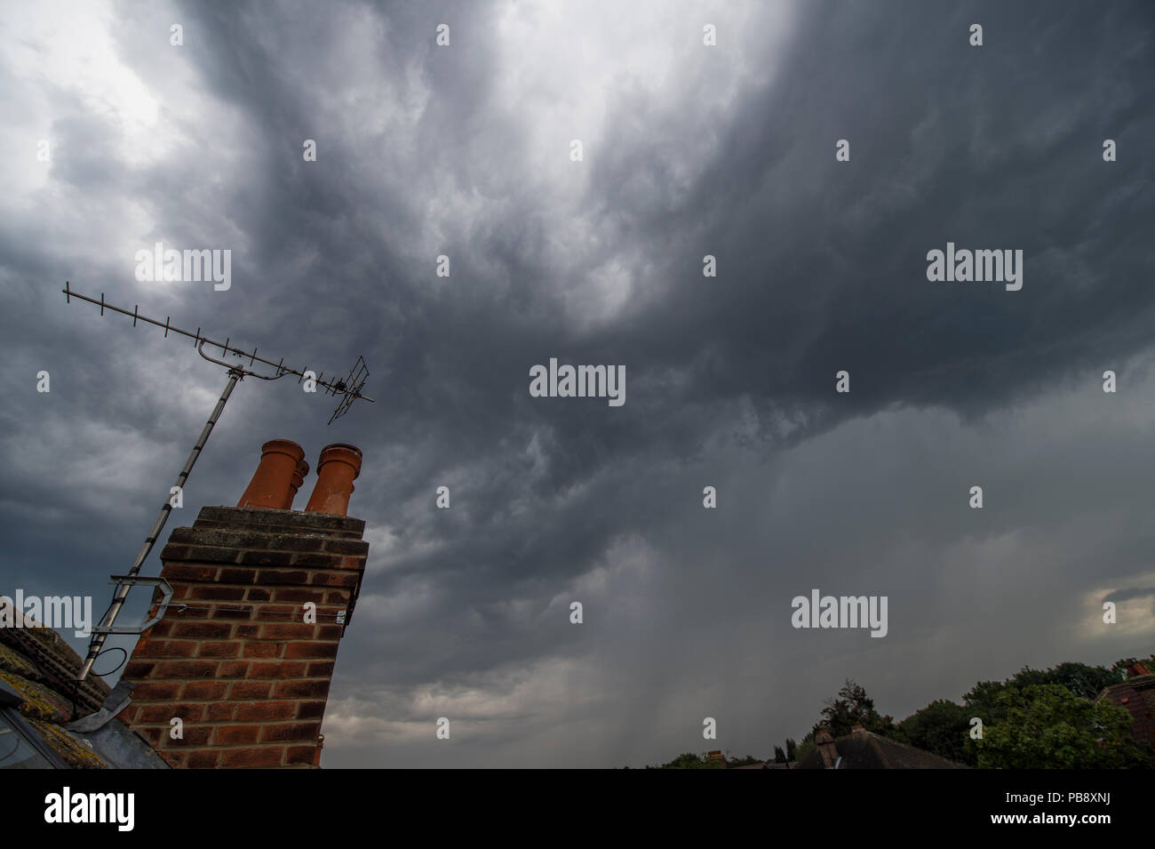 Il torneo di Wimbledon, Londra, Regno Unito. 27 Luglio, 2018. Regno Unito Meteo: la prima pioggia cade nel SW di Londra per 7 settimane come nuvole grigie e portare in caso di temporali in un caldo e umido al giorno. Credito: Malcolm Park/Alamy Live News Foto Stock