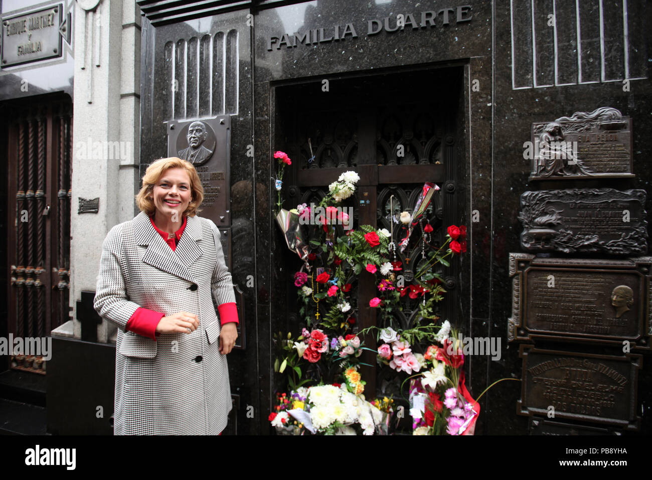 27.07.2018, Argentina Buenos Aires: Julia Klöckner, Ministro federale dell'Agricoltura e dell'alimentazione (CDU, c, sorge di fronte alla tomba della famiglia Duarte presso il cimitero di Recoleta. Klöckner hanno visitato la capitale argentina durante una riunione del G20 dei ministri dell'agricoltura. Foto: Claudio Santiesteban/dpa Foto Stock