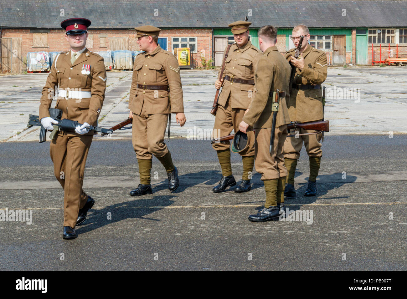 Melton Mowbray, Leicestershire, Inghilterra, Regno Unito. Il 27 luglio 2018. Il Royal Army Veterinary Corps (RAVC) preparare e prendere tempo al mercato del bestiame, prima della sfilata per la città. Quest anno segna il centenario del corpo, 1918 a 2018. Alcuni soldati sono stati indossando un autentico prima guerra mondiale (WW1) uniformi. Foto Stock