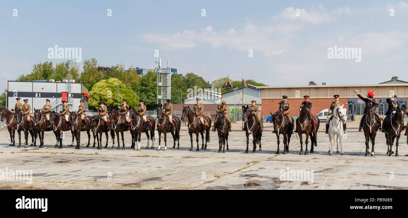 Melton Mowbray, Leicestershire, Inghilterra, Regno Unito. Il 27 luglio 2018. Il Royal Army Veterinary Corps (RAVC) preparare e prendere tempo al mercato del bestiame, prima della sfilata per la città. Quest anno segna il centenario del corpo, 1918 a 2018. Alcuni soldati sono stati indossando un autentico prima guerra mondiale (WW1) uniformi. Foto Stock