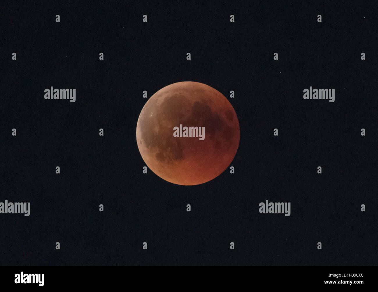Il Cairo, Egitto. Il 27 luglio 2018. Eclissi totale della luna. Credito: Alamy Live News Foto Stock