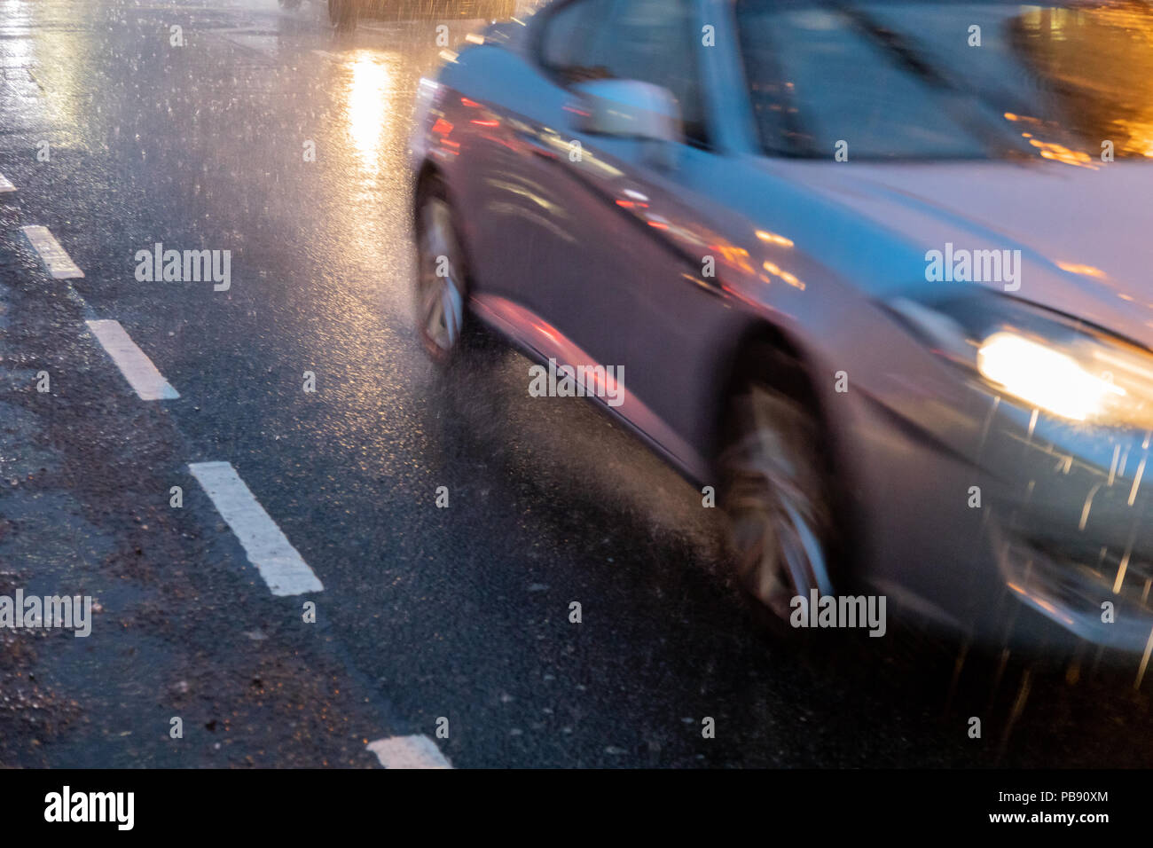 Anniesland, Glasgow, Regno Unito, venerdì 27 luglio 2018. Heavy Rain è caduto a Glasgow dopo settimane di prolungato tempo soleggiato e temperature elevate. © Garry Cornes / Alamy Live News Foto Stock