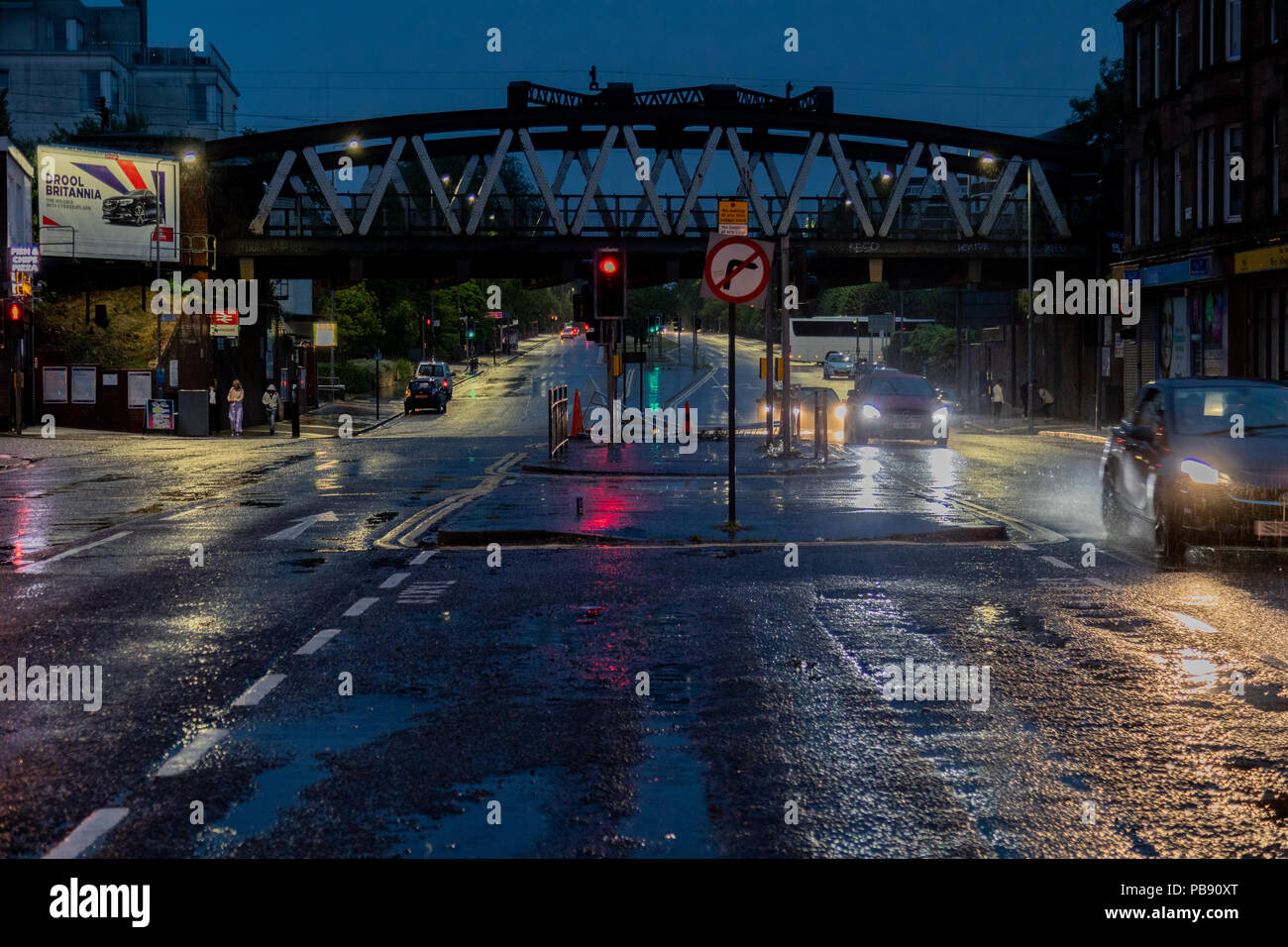 Anniesland, Glasgow, Regno Unito, venerdì 27 luglio 2018. Heavy Rain è caduto a Glasgow dopo settimane di prolungato tempo soleggiato e temperature elevate. © Garry Cornes / Alamy Live News Foto Stock