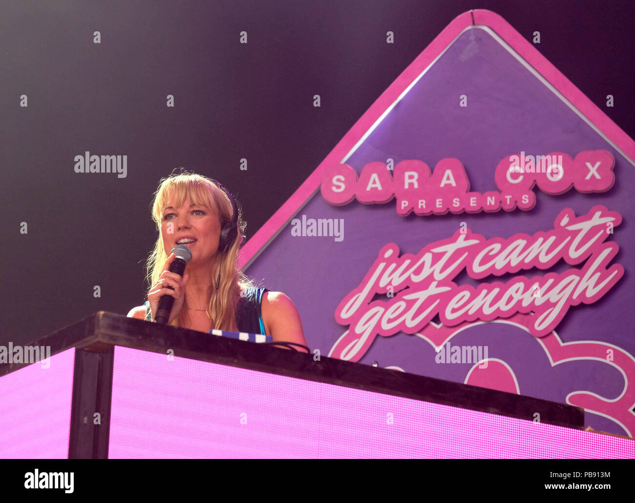 Camp Bestival Festival Giorno 1 - 27 luglio 2018. Sara Cox presenta proprio non riesco a ottenere un numero sufficiente di 80s, eseguire sul palco, Lulworth, Dorset, Regno Unito Foto Stock