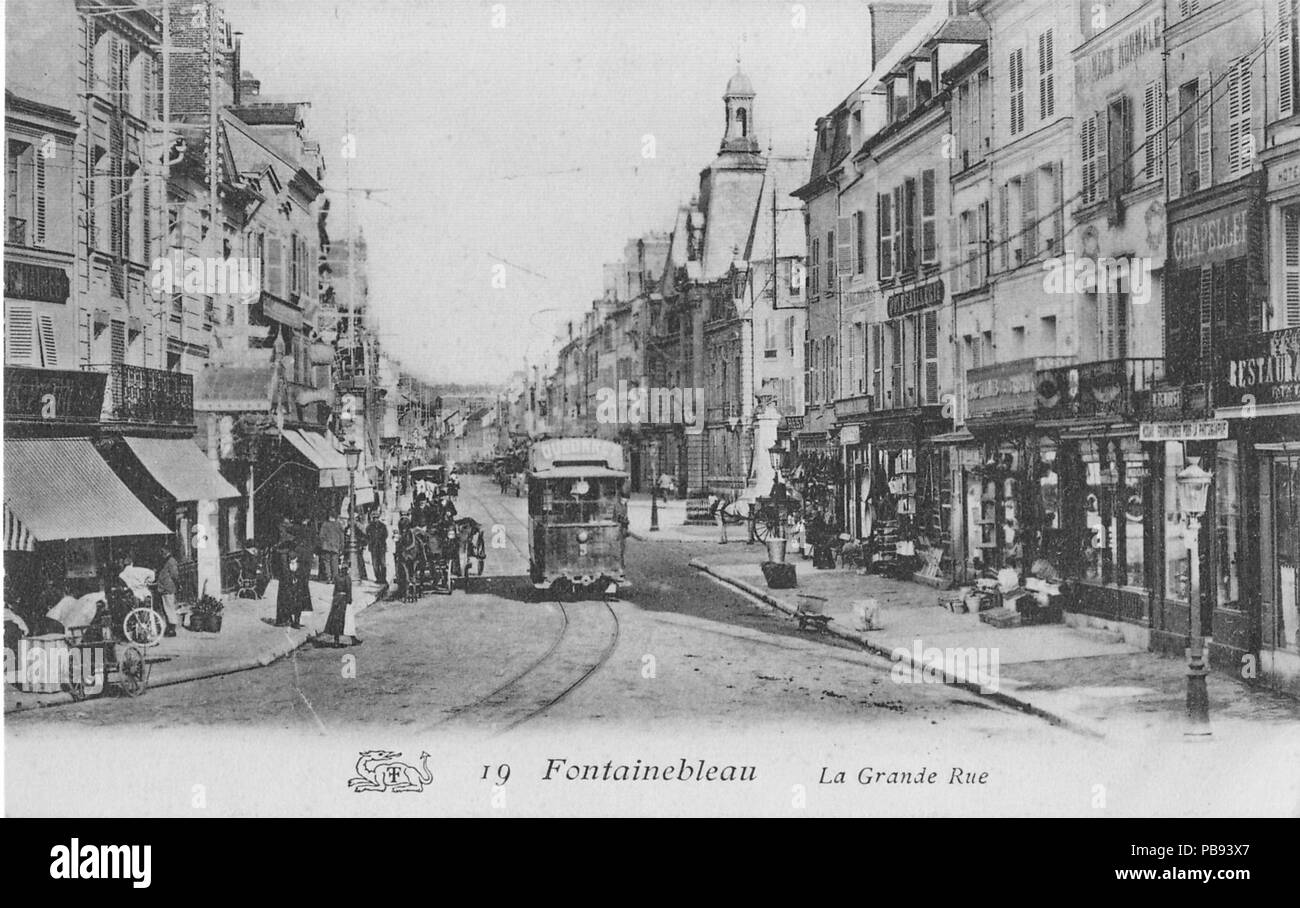 . Français : Carte postale ancienne avec logo de Salamandre (Thibault, Éditeurs à Fontainebleau-Melun, Seine-et-Marne) : FONTAINEBLEAU - La Grande Rue . prima di 1914 800 INCONNU 19 (Dragon) - FONTAINEBLEAU - La Grande Rue Foto Stock